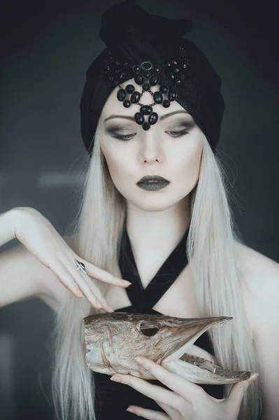 생선 머리, 감정적 초상화와 고딕 소녀 — 스톡 사진