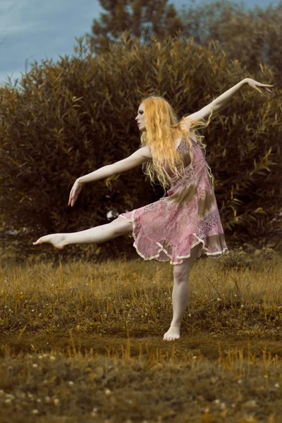 Young beautiful blond girl dancing ballet outdoor — Stock Photo, Image