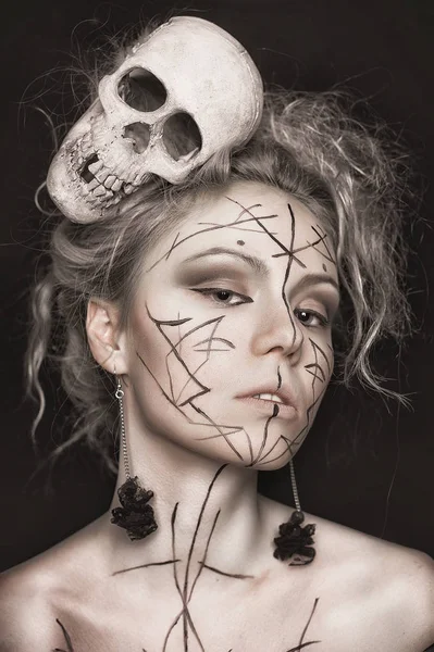 Kafatası kemik ile Gotik kız portresi Cadılar Bayramı — Stok fotoğraf