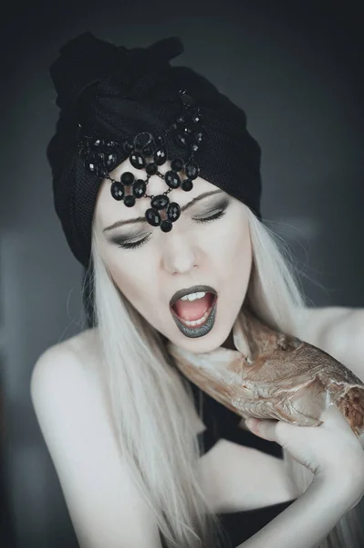 Gothic κορίτσι με κεφάλι ψαριού, συναισθηματικό πορτραίτο — Φωτογραφία Αρχείου