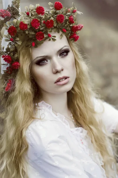 Retrato ao ar livre de mulher loira jovem — Fotografia de Stock