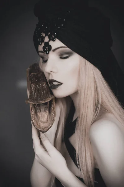 생선 머리, 감정적 초상화와 고딕 소녀 — 스톡 사진