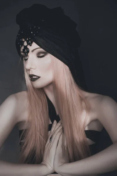 Gothic meisje met vis hoofd, emotionele portret — Stockfoto