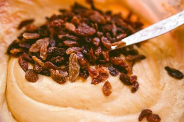 Çikolatalı kek yapma adımları: malzemeyi karıştırma