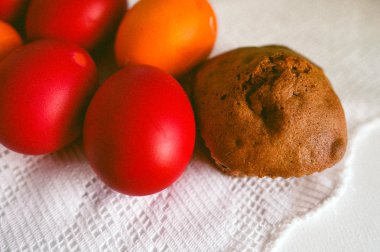 Basit ev yapımı turta hizmet Paskalya kullanılan mavi ve sarı renkleri, bıldırcın yumurtası, vintage keten masa örtüsü el yapımı.
