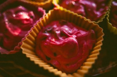 Çikolatalı kek yapma adımları: malzemeyi karıştırma