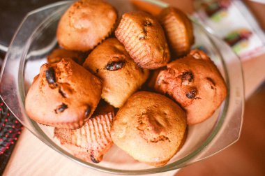 Basit ev yapımı turta hizmet Paskalya kullanılan mavi ve sarı renkleri, bıldırcın yumurtası, vintage keten masa örtüsü el yapımı.