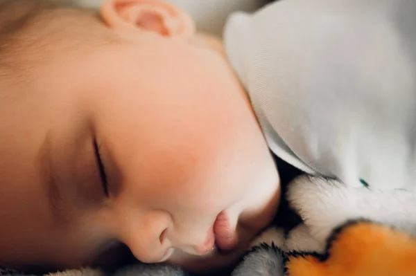 Primo piano di un bambino che dorme — Foto Stock