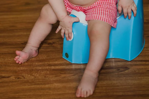 Smiling baby boy playing with a potty in his room — Stock Photo, Image