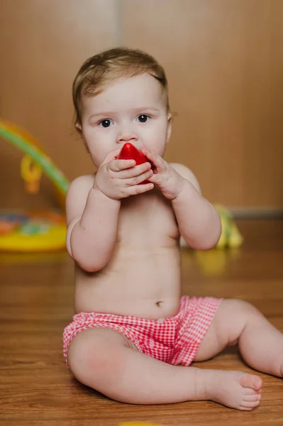 Bambino sorridente che gioca con i giocattoli nella sua stanza — Foto Stock