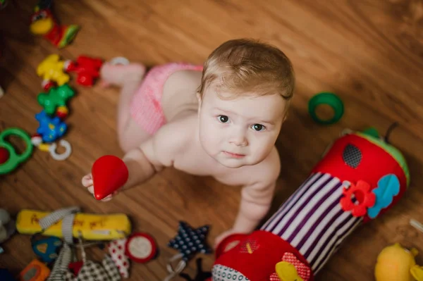 Усміхнений хлопчик грає з іграшками у своїй кімнаті — стокове фото