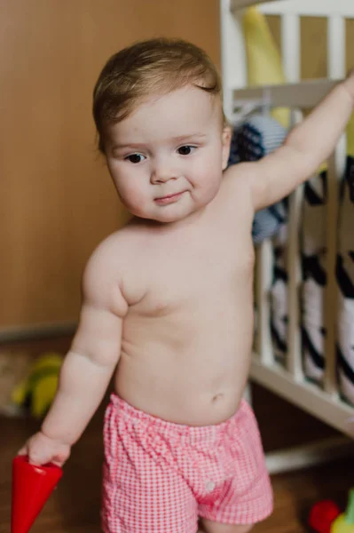 Sonriente bebé jugando con juguetes en su habitación — Foto de Stock