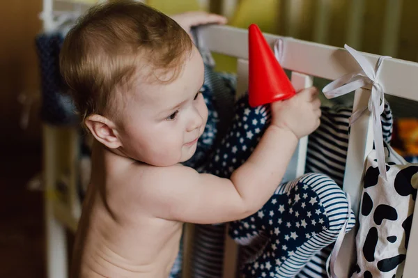 Gülümseyen bebek çocuk odasında oyuncaklarla oynamak — Stok fotoğraf