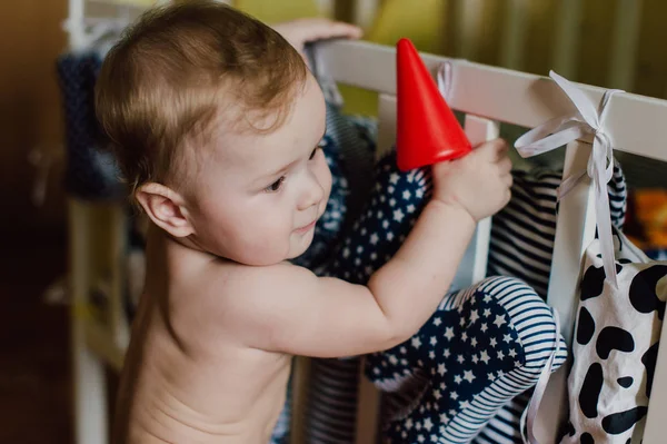 Sorrindo menino brincando com brinquedos em seu quarto — Fotografia de Stock