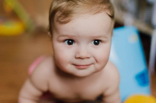 Sorrindo menino brincando com brinquedos em seu quarto — Fotografia de Stock