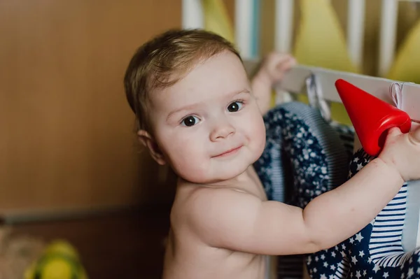 Sorrindo menino brincando com brinquedos em seu quarto — Fotografia de Stock