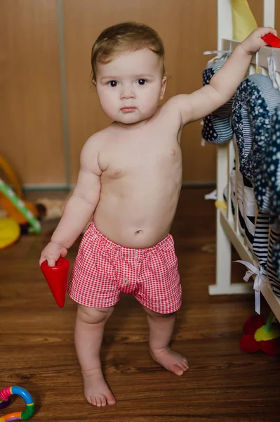 Sorrindo menino brincando com brinquedos em seu quarto — Fotografia de Stock