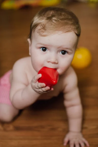 Bambino sorridente che gioca con i giocattoli nella sua stanza — Foto Stock