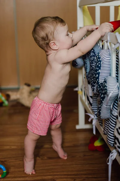 Sonriente bebé jugando con juguetes en su habitación —  Fotos de Stock