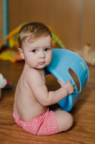 Sorrindo menino brincando com um penico em seu quarto — Fotografia de Stock