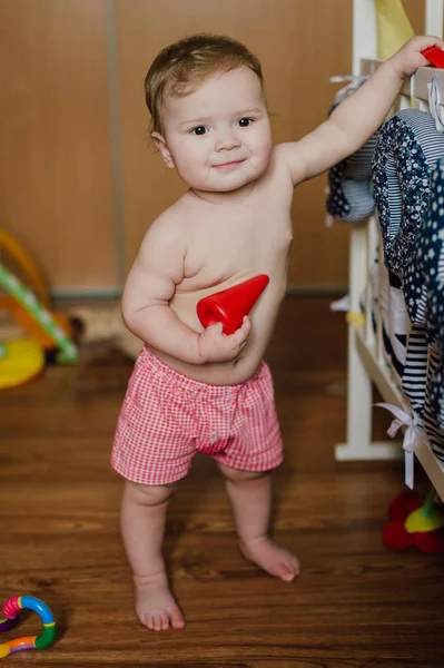 Sonriente bebé jugando con juguetes en su habitación — Foto de Stock