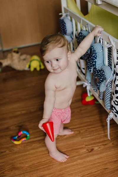 Smiling baby boy playing with toys in his room — Stock Photo, Image