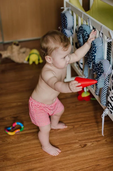 Uśmiechnięty chłopiec dziecko bawi się zabawkami w jego pokoju — Zdjęcie stockowe