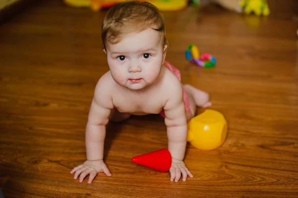 Sorrindo menino brincando com brinquedos em seu quarto — Fotografia de Stock