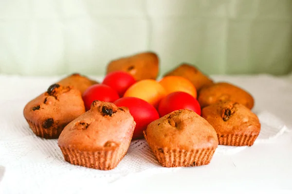 Semplice torta di noci pecan fatta in casa Servire Pasqua usato colori blu e giallo, uova di quaglia, tovaglia di lino vintage fatta a mano . — Foto Stock