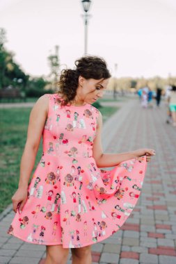 tropik bitkiler yakınındaki dışında pembe elbiseli poz güzel esmer kız