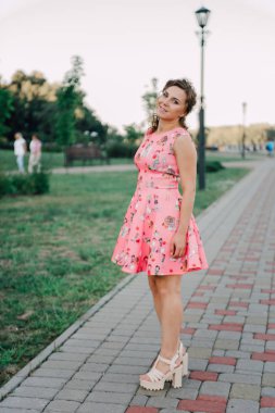 tropik bitkiler yakınındaki dışında pembe elbiseli poz güzel esmer kız