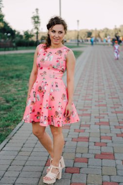 tropik bitkiler yakınındaki dışında pembe elbiseli poz güzel esmer kız