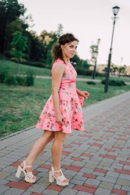 tropik bitkiler yakınındaki dışında pembe elbiseli poz güzel esmer kız