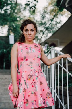 tropik bitkiler yakınındaki dışında pembe elbiseli poz güzel esmer kız