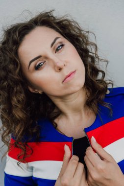 Uzun dalgalı saçlı güzel seksi genç esmer kız ince ince şekil ve oldukça uzun soyulmuş bir etek ve siyah bluz, yüksek topuklu giyiyor makyaj yüz. Rahat tarzı sokakta yürümek