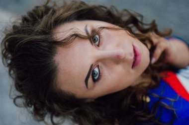 Uzun dalgalı saçlı güzel seksi genç esmer kız ince ince şekil ve oldukça uzun soyulmuş bir etek ve siyah bluz, yüksek topuklu giyiyor makyaj yüz. Rahat tarzı sokakta yürümek