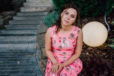 tropik bitkiler yakınındaki dışında pembe elbiseli poz güzel esmer kız