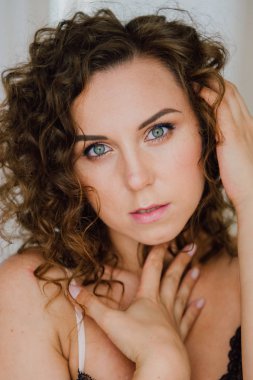 Seksi kadın güzel vücudu gösterilen sabah yatakta. Uyanmak istiyor değil. Doğal ışık yatak odasında ve yatak örtüsü ile kaplı uyandırmak.