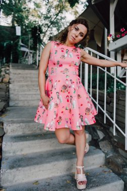 tropik bitkiler yakınındaki dışında pembe elbiseli poz güzel esmer kız