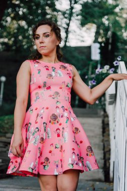 tropik bitkiler yakınındaki dışında pembe elbiseli poz güzel esmer kız