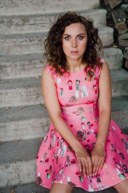 tropik bitkiler yakınındaki dışında pembe elbiseli poz güzel esmer kız