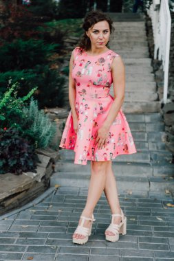 tropik bitkiler yakınındaki dışında pembe elbiseli poz güzel esmer kız