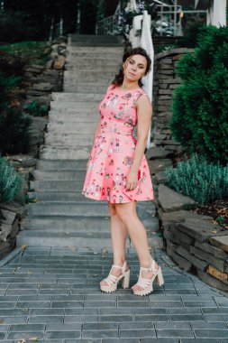 tropik bitkiler yakınındaki dışında pembe elbiseli poz güzel esmer kız