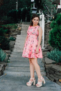 tropik bitkiler yakınındaki dışında pembe elbiseli poz güzel esmer kız