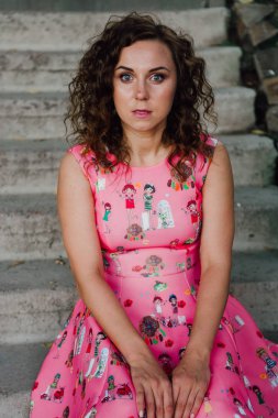 tropik bitkiler yakınındaki dışında pembe elbiseli poz güzel esmer kız