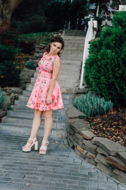 tropik bitkiler yakınındaki dışında pembe elbiseli poz güzel esmer kız