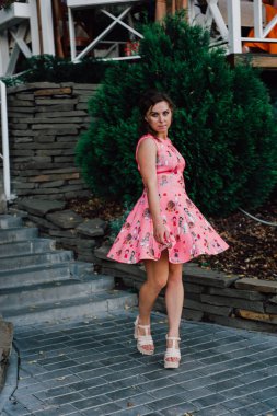 tropik bitkiler yakınındaki dışında pembe elbiseli poz güzel esmer kız