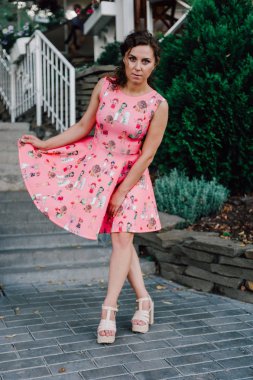 tropik bitkiler yakınındaki dışında pembe elbiseli poz güzel esmer kız