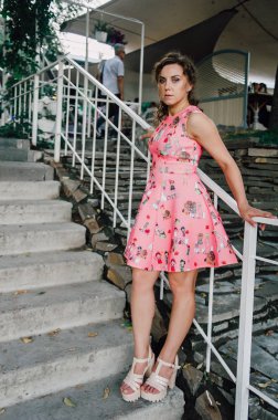 tropik bitkiler yakınındaki dışında pembe elbiseli poz güzel esmer kız