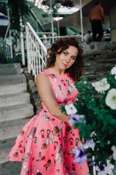 tropik bitkiler yakınındaki dışında pembe elbiseli poz güzel esmer kız